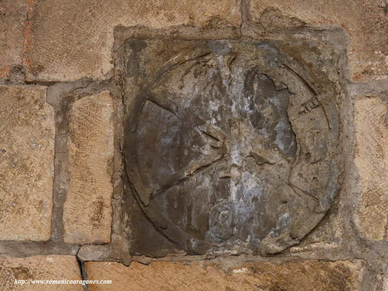 CRISMN SOBRE LA PUERTA DE LA IGLESIA DE SANTIAGO